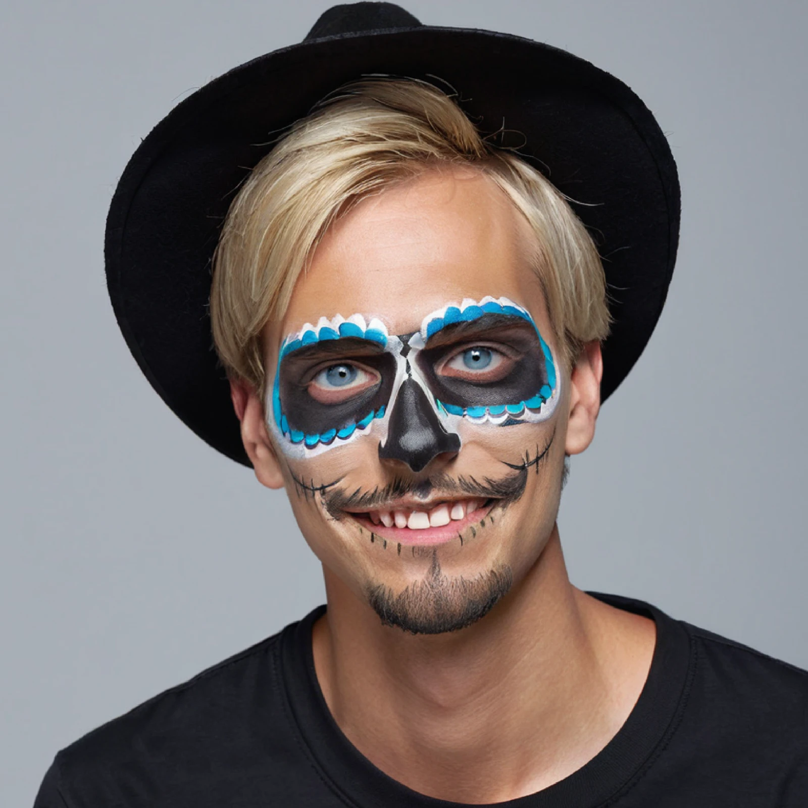 un hombre con filtro de calavera lleva sombrero