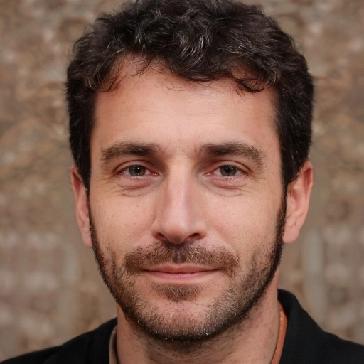 a man portrait with beard retrato de um homem com barba
