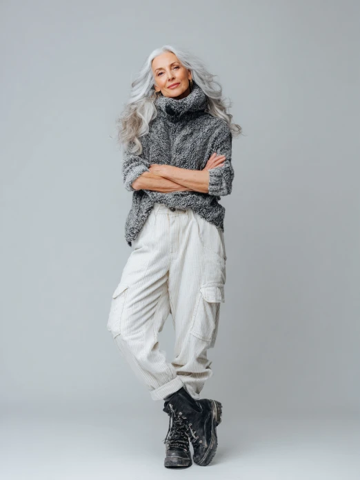 modello femminile maturo generato ai che presenta lo stile streetwear su uno sfondo pulito